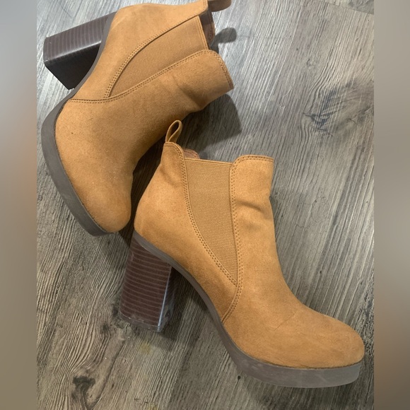 American EagleSize 61/2  light brown healed bootie - Picture 1 of 4